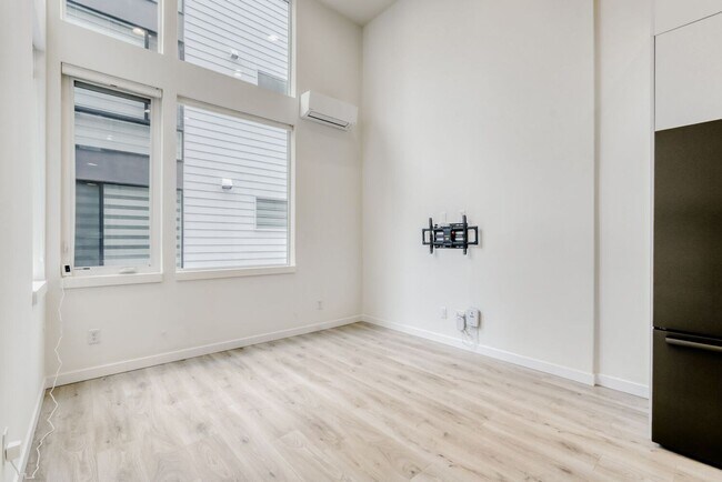 Foto del edificio - Stylish Seattle Home | 2 Bed, 2 Bath + A/C & Private Patio