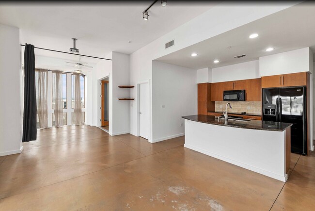 Building Photo - Prime location with City Views!!