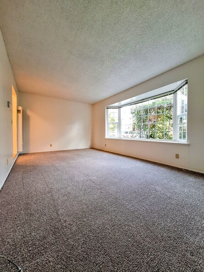 Foto del edificio - Refurbished 3bd Townhouse Style Apartment