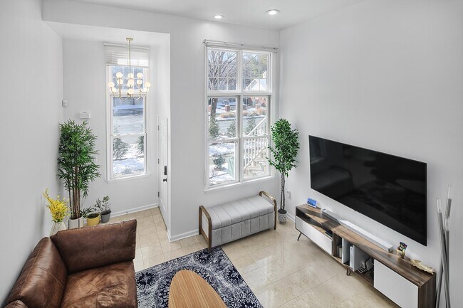 Foto del edificio - 395 Kingston Ct