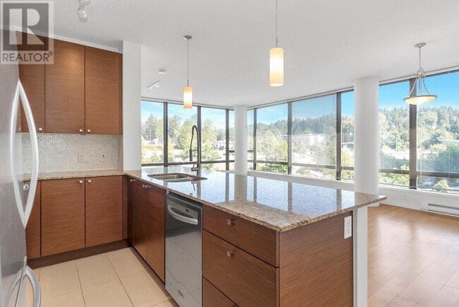 Building Photo - 400-400 Capilano Rd