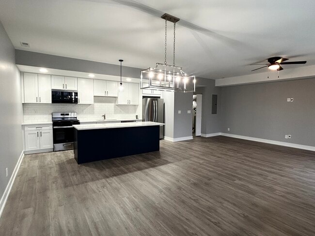 Building Photo - 1400 8th St