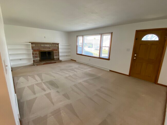 Building Photo - 305 Briar Ln