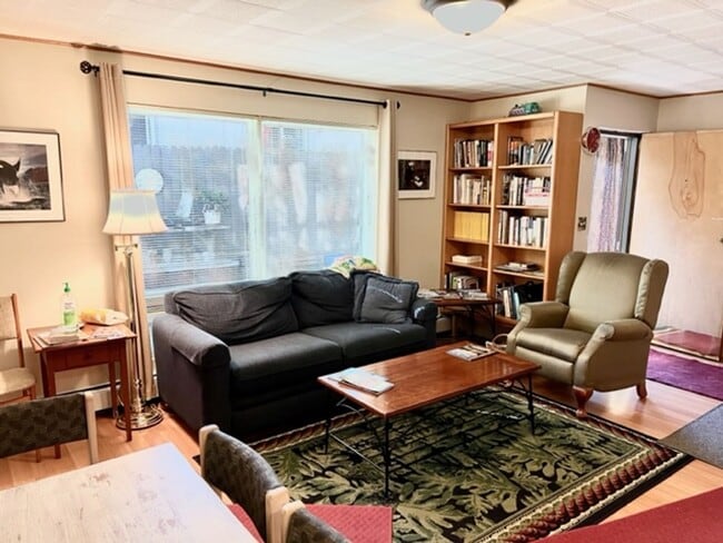 Building Photo - Downtown Furnished One Bed Includes Utilities