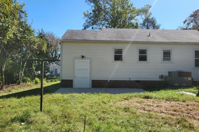 Building Photo - Charming Home