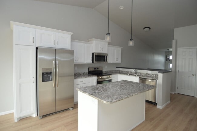 Building Photo - BRAND NEW!!! 4 bed 2 bath Townhome for ren...