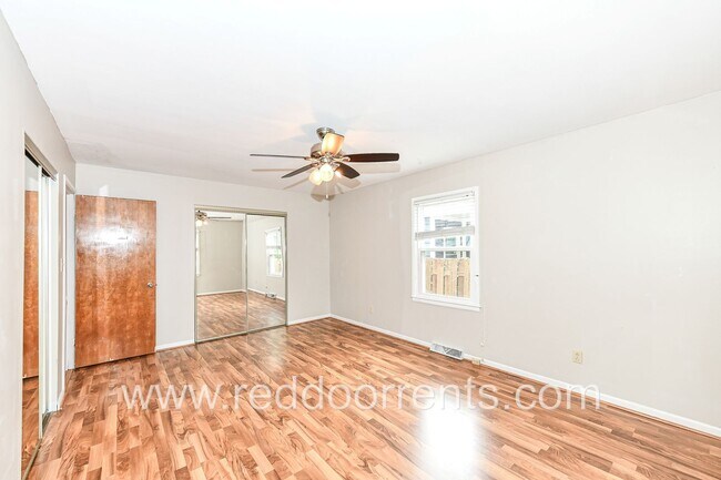 Foto del edificio - Spacious Family Haven: 4-Bedroom Gem on Ea...
