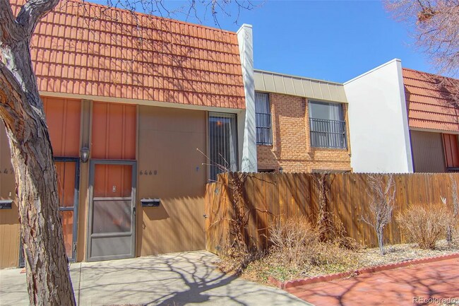 Foto del edificio - 6468 E Bates Ave