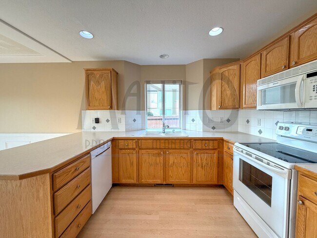 Building Photo - Beautiful Private Community Rancher