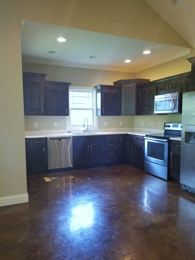 Building Photo - 3-Bedroom Home with High Ceilings and 2-Car Garage in Algood