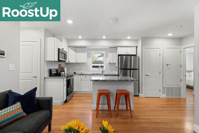 Foto del edificio - Furnished Bedroom with Private Bath in Charlestown