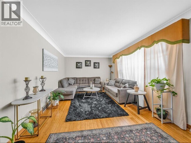 Photo du bâtiment - 2450 McKay Ave