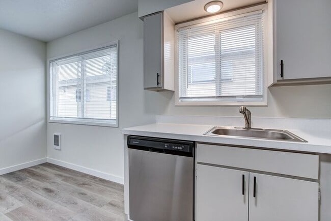 Building Photo - Remodeled 2 bedroom across from Providence...