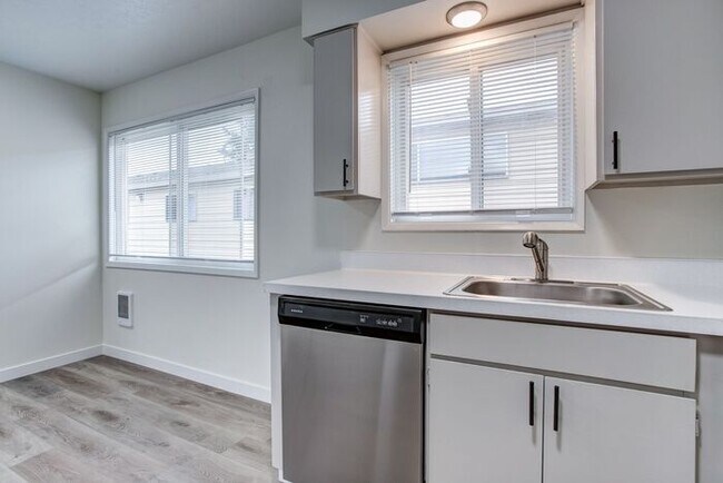 Foto del edificio - Remodeled 2 bedroom across from Providence...