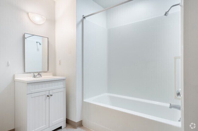 1 habitación, 1 baño - 654 pies cuadrados - Baño - Prestwick Senior Living