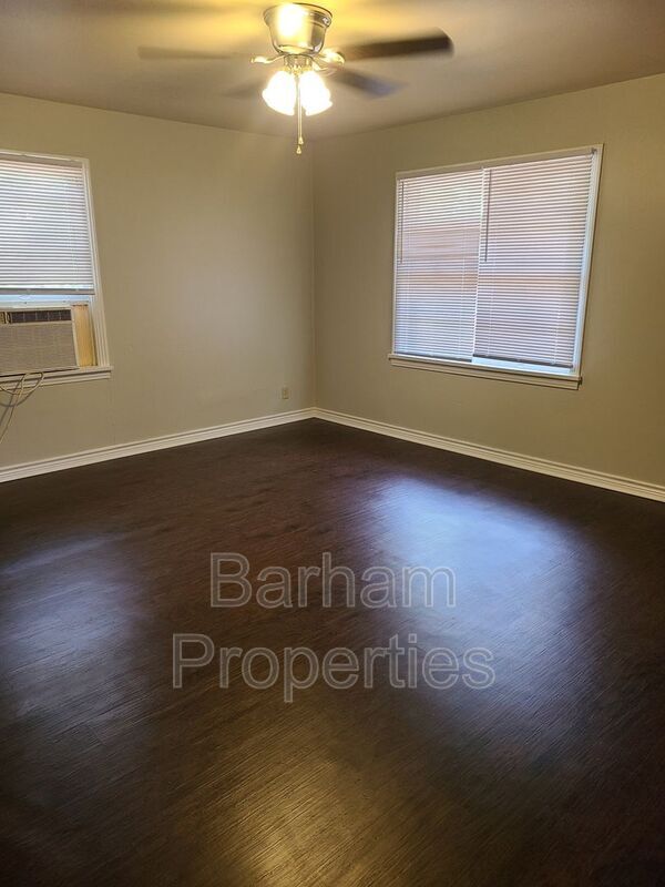 Foto del edificio - 416 Esther Blvd