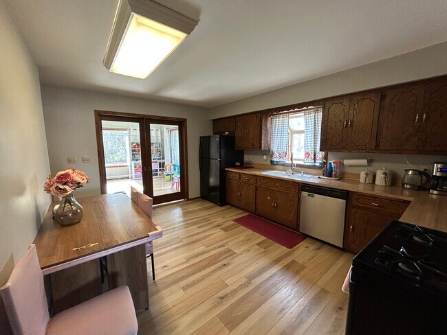Cocina espaciosa. Puertas corredizas entre la cocina y la habitación adicional. - 2711 Albany Ct