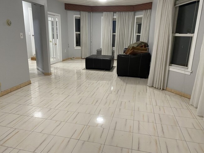 Building Photo - 18 Walnut Rd