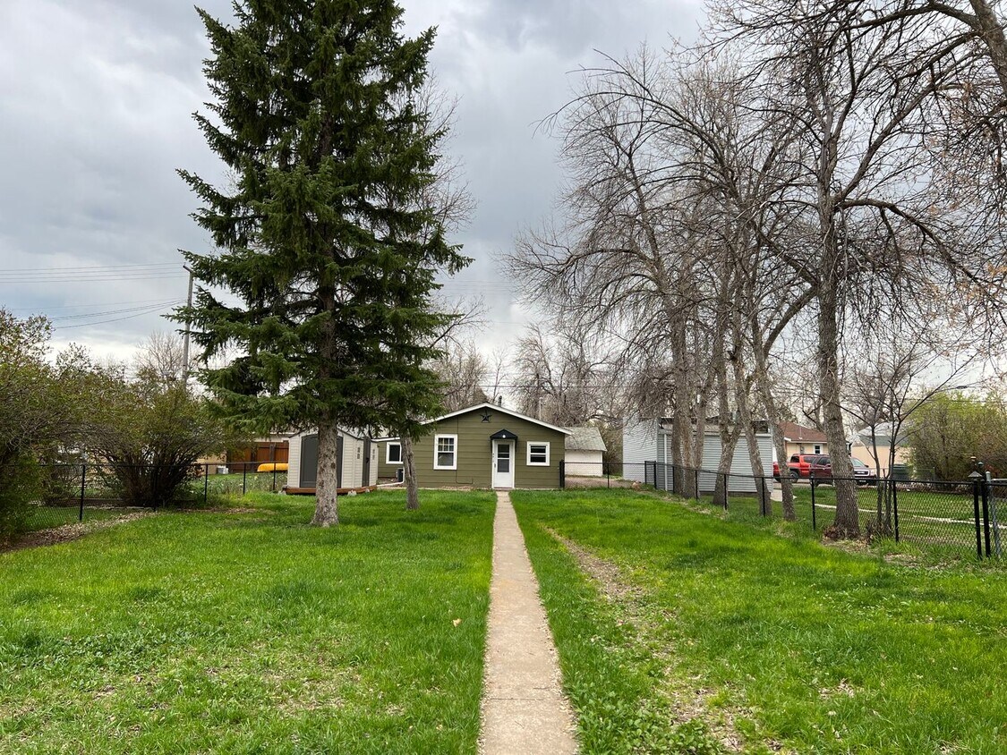 Foto principal - Charming 2 Bedroom + 1 Bath Home