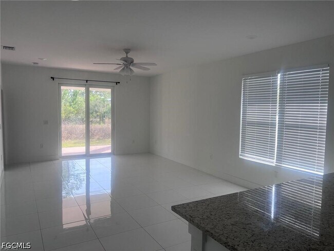 Foto del edificio - 970 Lakeside Dr