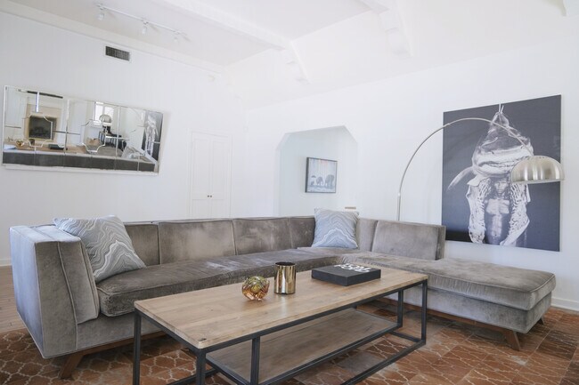 Foto del edificio - 127 N Martel Ave