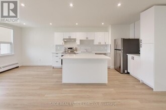 Building Photo - 2961-2961 Dufferin St