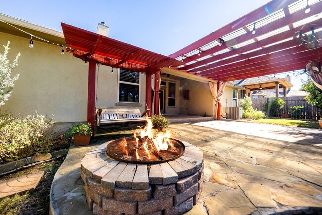 Building Photo - Beautiful 4 Bedroom Home with Open Floor P...