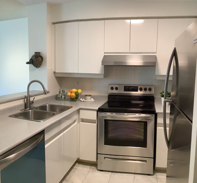 Photo du bâtiment - 942 Yonge St