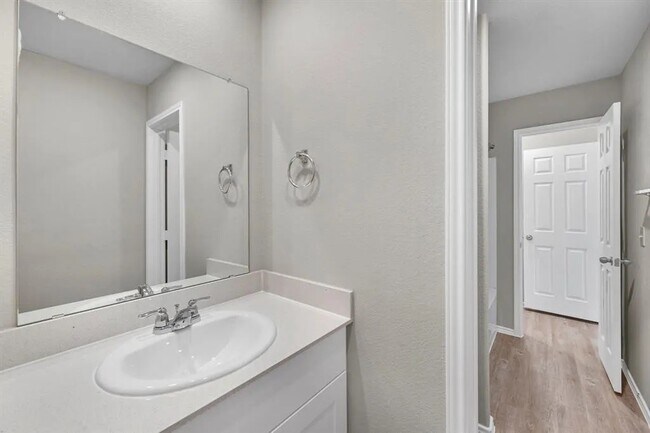 Foto del edificio - 8213 Red Spruce St