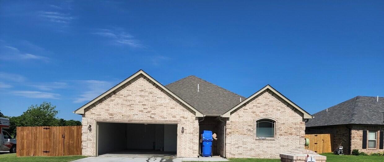 Foto principal - 202 Northwest Granite Avenue