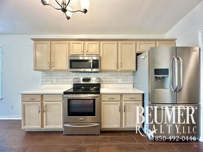 Building Photo - 3 bedroom 2 bath home with Beautiful Backyard