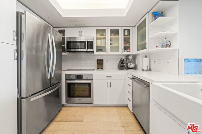 Building Photo - 13700 Marina Pointe Dr