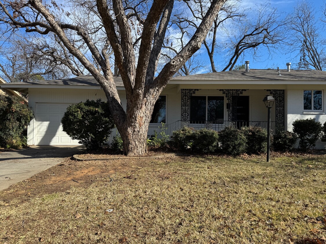 Beautiful Pecan Trees - 1506 Camellia Dr