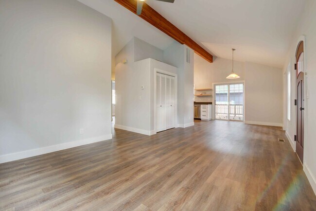 Building Photo - Quiet neighborhood home in Bends Westside