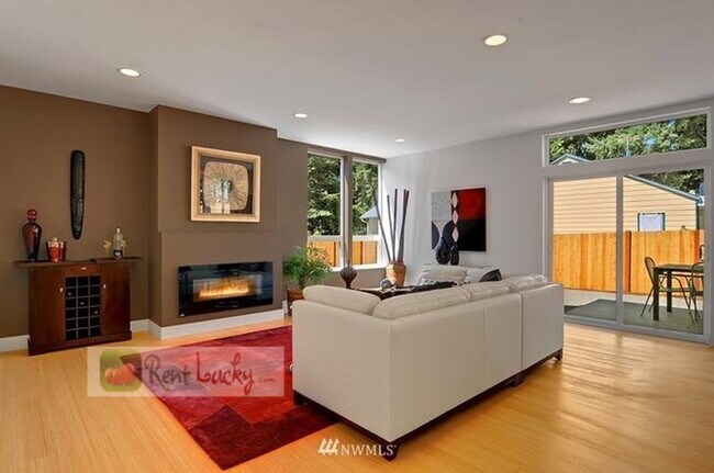 Foto del edificio - Spectacular 5-Bedroom Seattle Home in Pine...