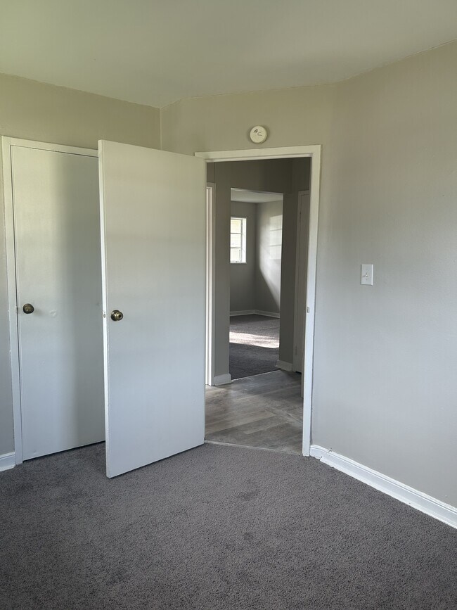 Building Photo - 129 Holiday Dr