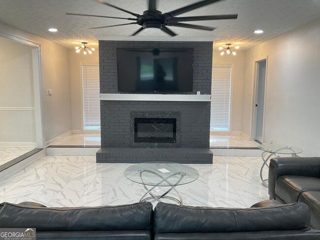 Foto del edificio - 558 Kenwood Rd