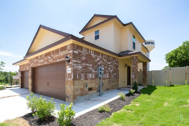 Foto del edificio - GORGEOUS 3 BEDROOM DUPLEX LOCATED IN BUDA, TEXAS!