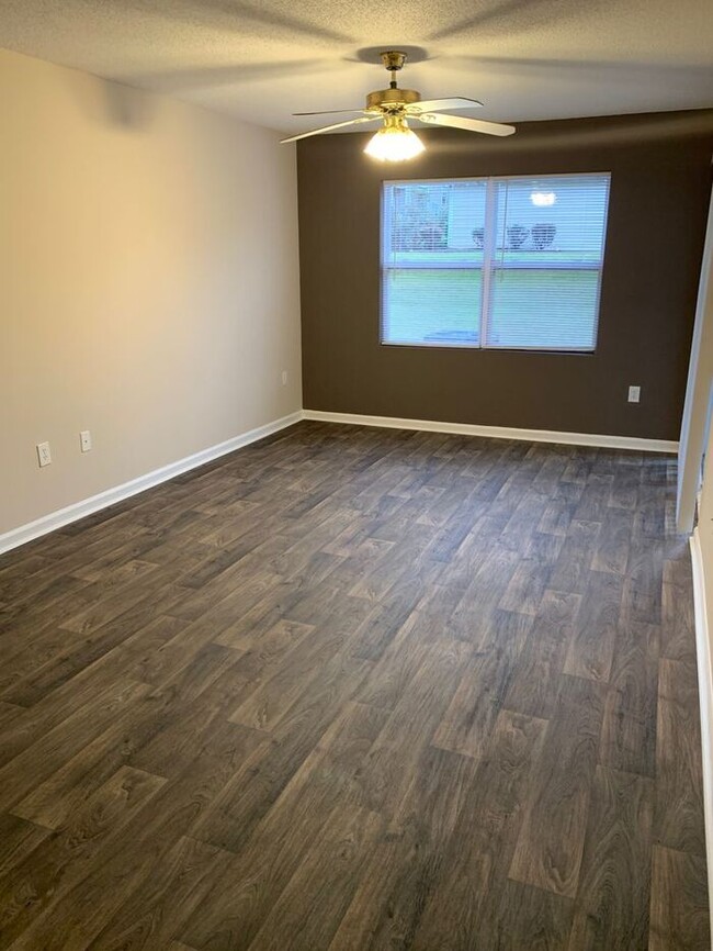 Building Photo - Melrose Apartments, 1br 1ba Apartment, FIR...