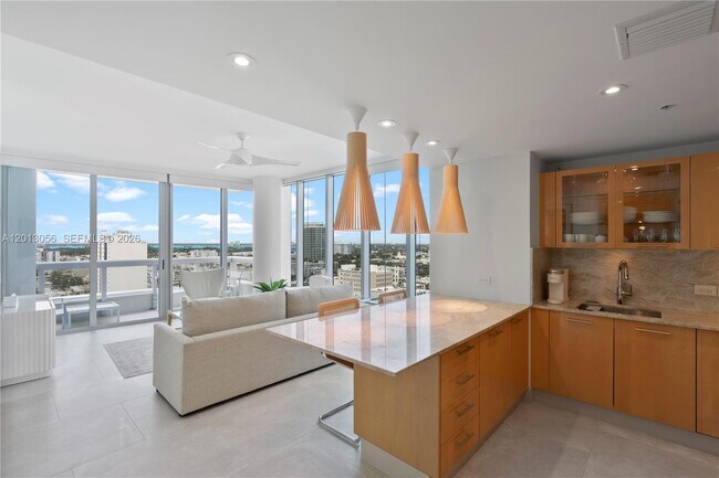 Foto del edificio - 6899 Collins Ave