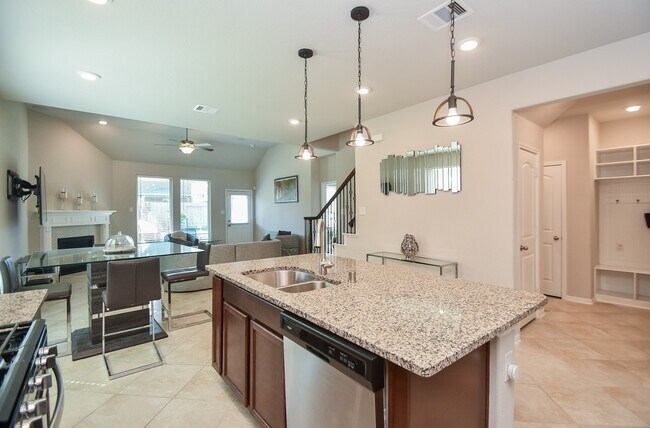 Foto del edificio - 5023 Lord Crest Ln