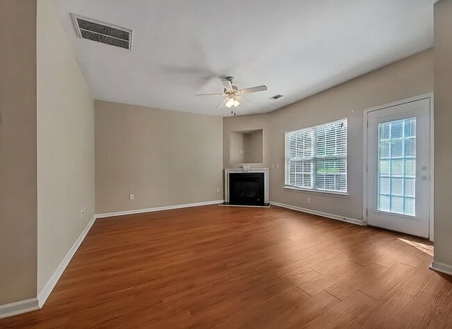 Foto del edificio - 412 Bridgewood Ct