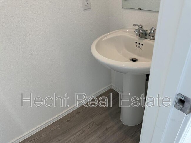 Foto del edificio - 9037 James Bowie