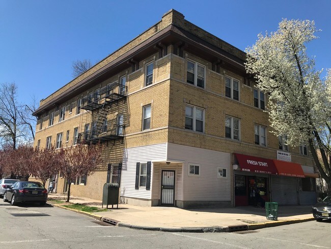 Foto principal - 359 N Maple Ave