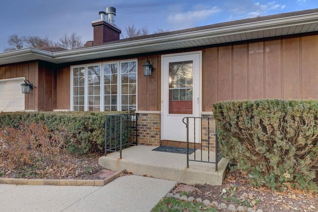 Building Photo - 547 Eichler Dr