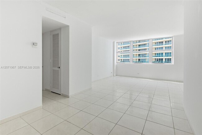 Foto del edificio - 5055 Collins Ave