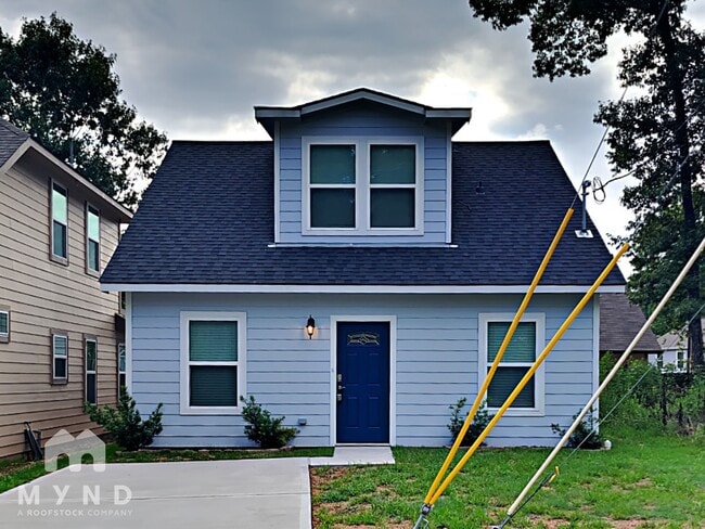 Building Photo - 850 Palmdate