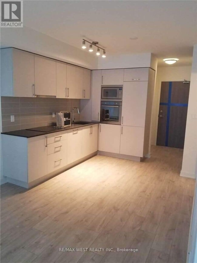 Building Photo - 576 Front St W