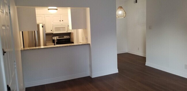 Building Photo - Beautiful 1 bed 1 bath apartment minutes a...