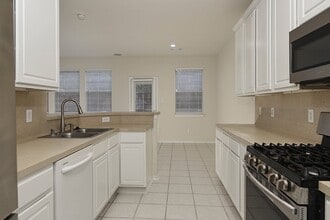 Building Photo - 102 Blue Creek Pl